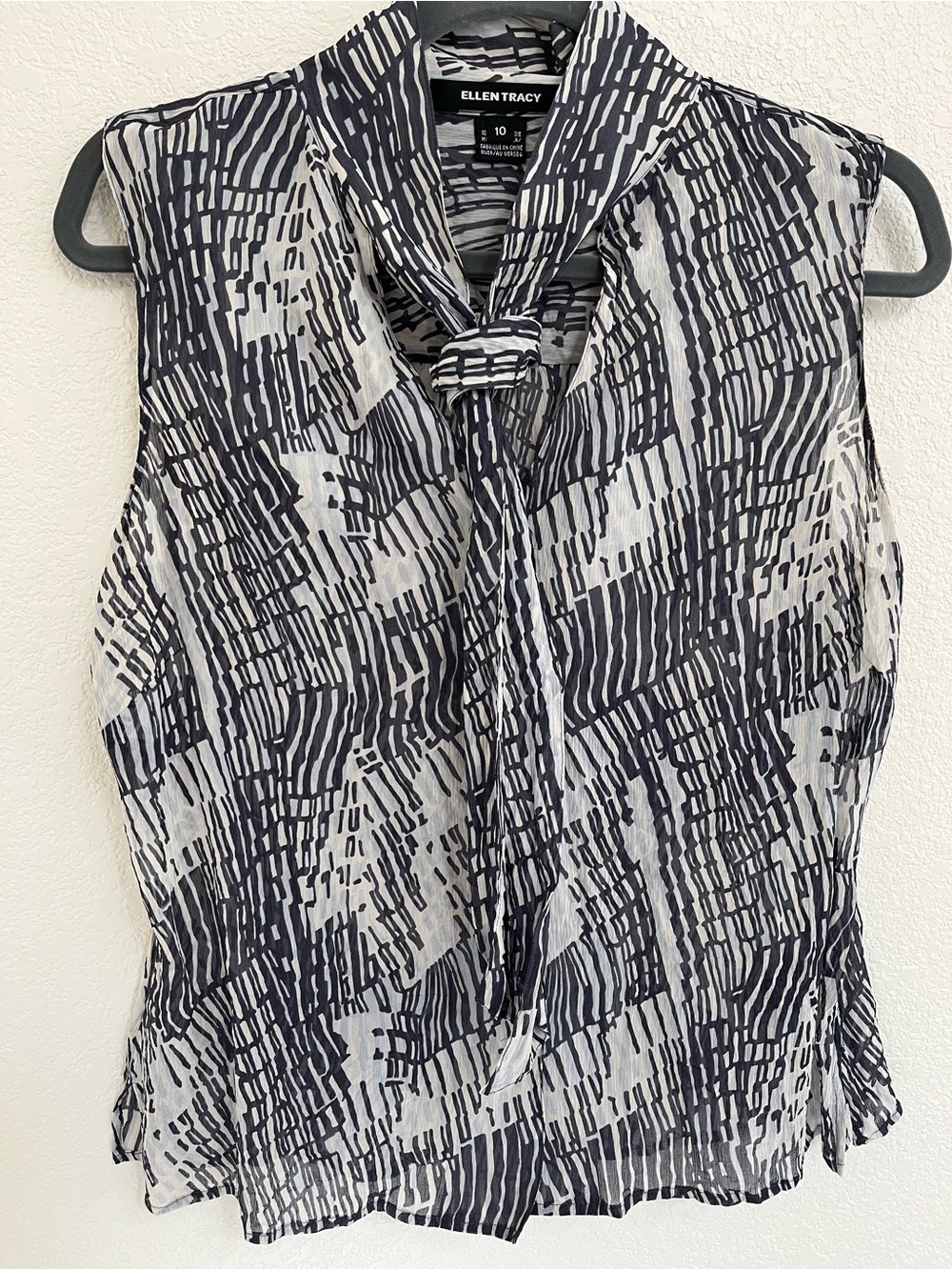 Ellen Tracy Size 10 Sleeveless Blouse Tie Neck Sheer Navy White Print